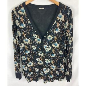 This is J V neck Floral bamboo top Size Small